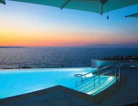 Luxury 3br By The Sea, Prime Location Apartment